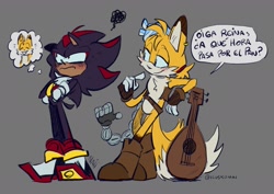 Size: 1843x1304 | Tagged: safe, artist:iluskonai, miles "tails" prower, sails, shadow the hedgehog, 2025, arms folded, dialogue, duo, frown, gay, grey background, guitar, holding something, leaning, looking at them, looking away, looking offscreen, sails x shadow, shadow x tails, shipping, signature, simple background, smile, spanish text, speech bubble, standing, thought bubble